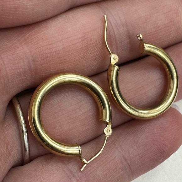14K yellow gold hoop earrings - Picture 2 of 8